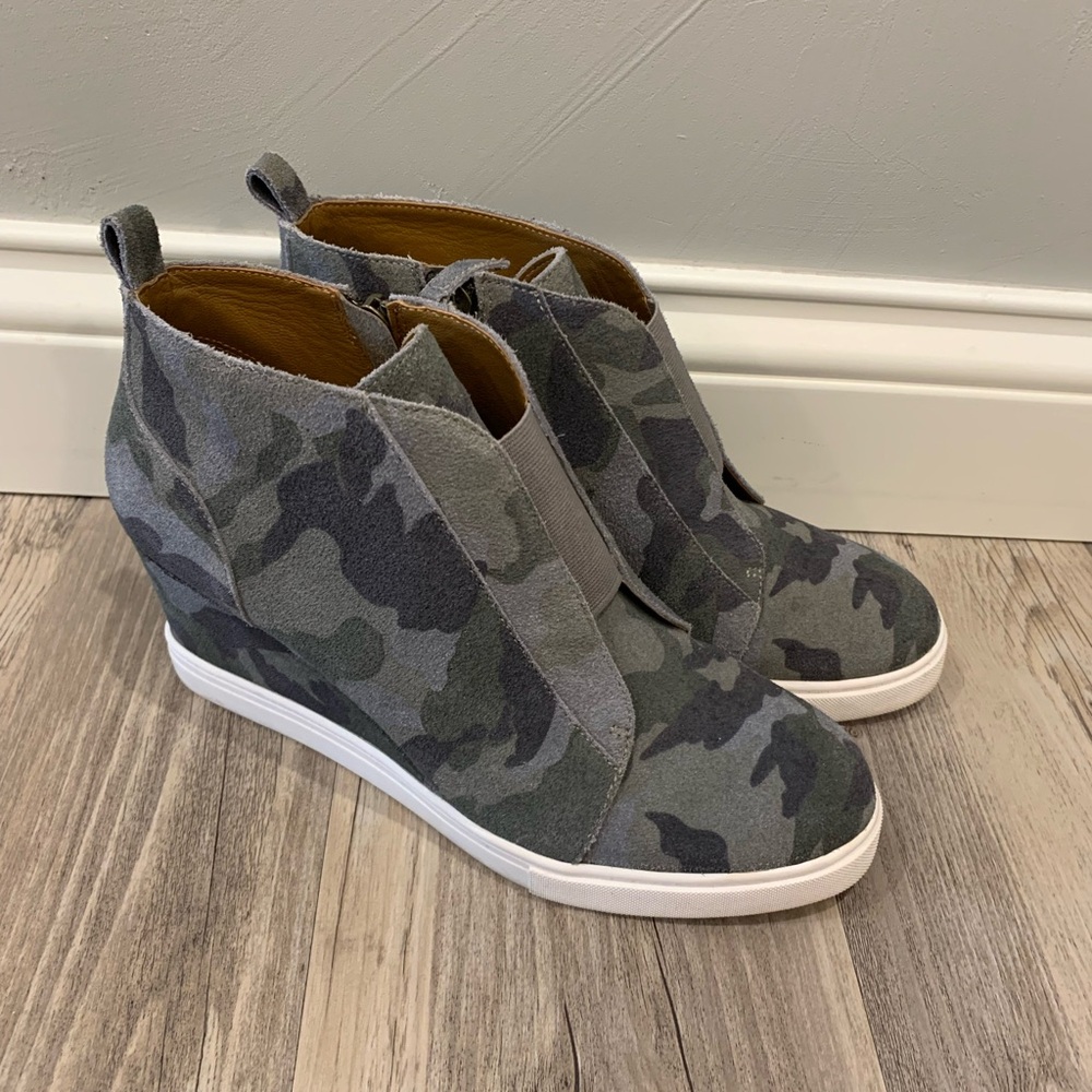Linea Paolo Women's Felicia Wedge Camo Sneaker size 7.5